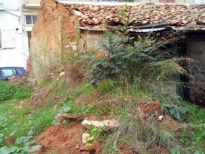 Η Μεσσήνη ασφυκτιά από τα ερείπια