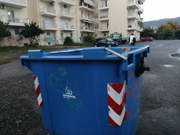 Κάδοι ανακύκλωσης χωρίς καπάκια