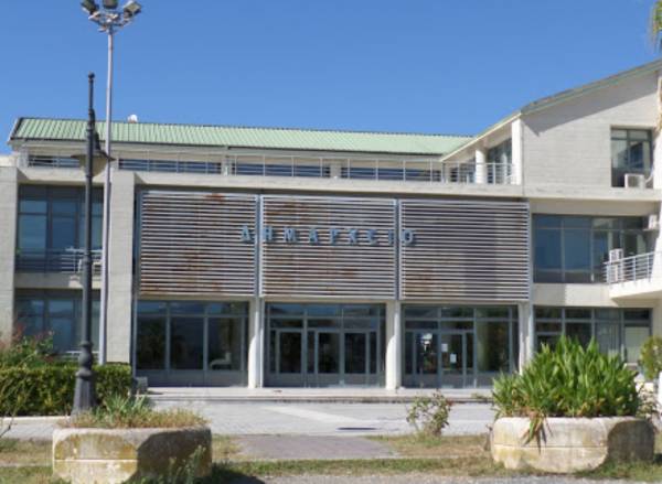 Ο δήμαρχος Μεσσήνης πληρώνει για να πάει υπάλληλος σε δίκη στην Αθήνα
