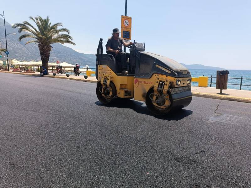 Ασφαλτος στο σημείο της ζημιάς στη Ναυαρίνου