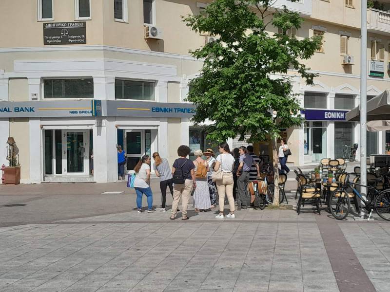 Αναζητώντας ίσκιο στις ουρές των τραπεζών!