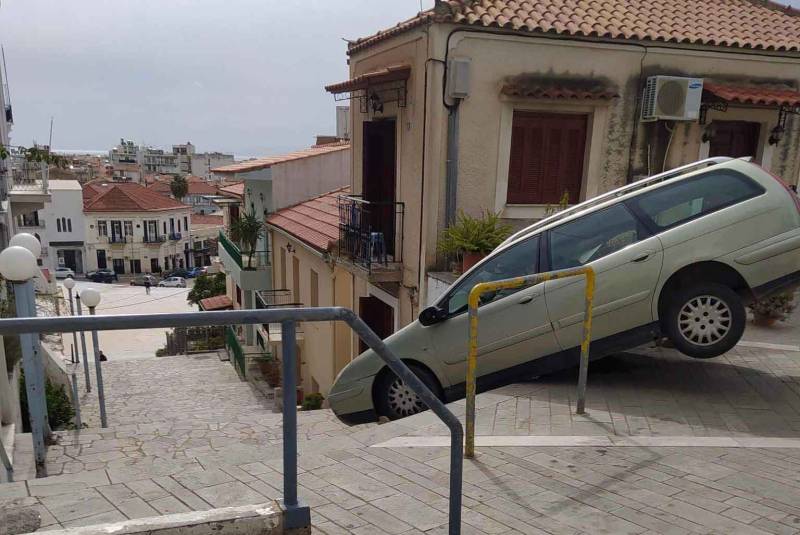 Καλαμάτα: Αυτοκίνητο "κατέβηκε" τη σκάλα του Ωδείου