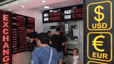 Η Ρωσία ρίχνει την ισοτιμία του ευρώ κάτω από το όριο των 0,99 δολαρίων