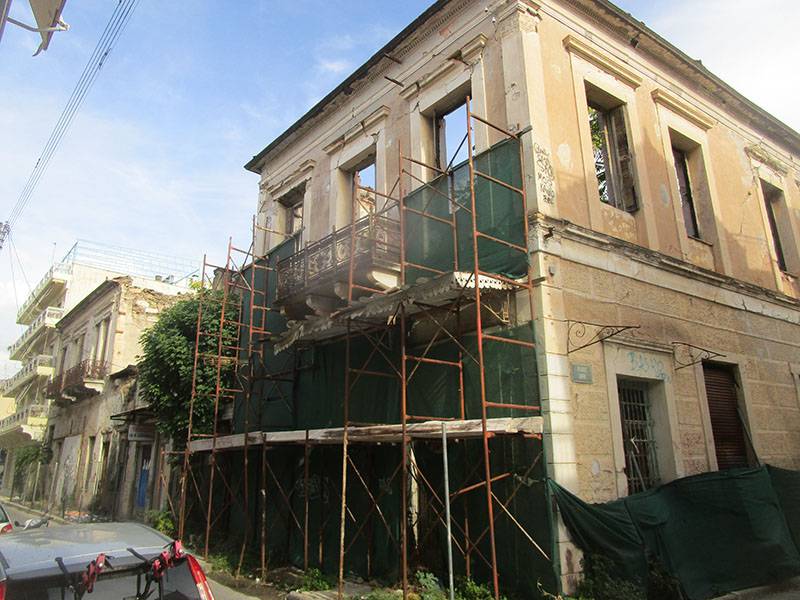 Καταγραφή των επικίνδυνων διατηρητέων της Καλαμάτας μετά την τραγωδία στη Σάμο (βίντεο)