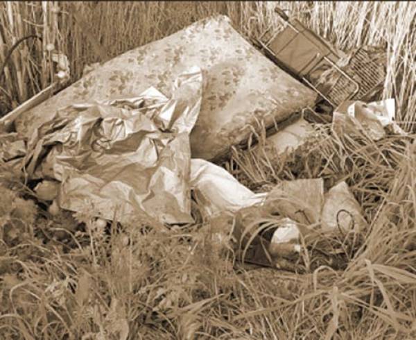 Σκουπίδια στον ποταμό Αρι