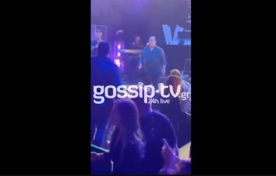 Βασίλης Καρράς: Ξυλοδαρμός κατά τη διάρκεια συναυλίας του στην Αυστραλία - «Έλα ρε παιδιά, έλεος» (Βίντεο)