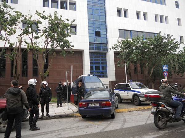 Ηρωίνη και χασίς διακινούσαν 20 συλληφθέντες από 3 σπείρες