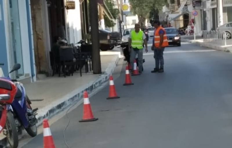 Κολονάκια και κώνοι στην πλατεία Φιλιατρών