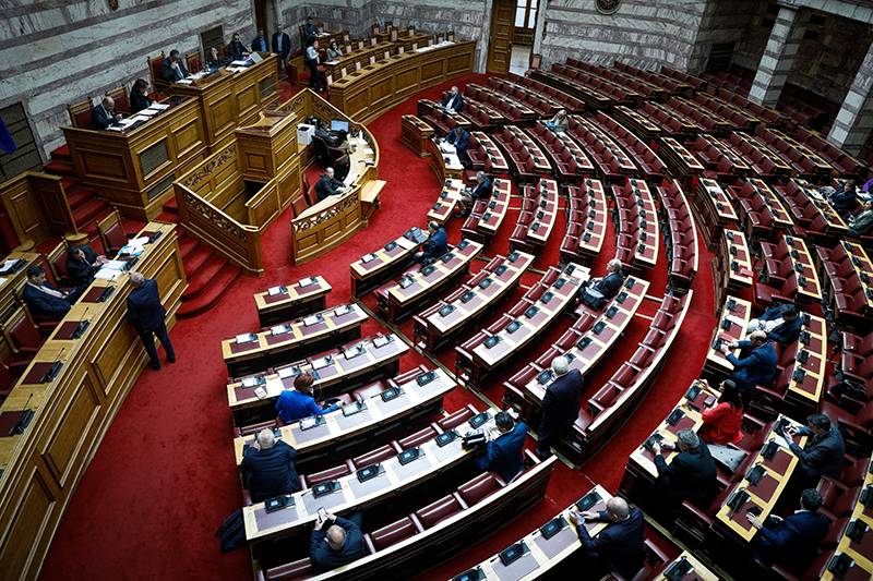 Βουλή: Ψηφίστηκε το νομοσχέδιο για τους φαρμακευτικούς συλλόγους