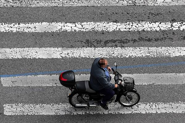 Φορούν μάσκα αλλά ξεχνούν το κράνος