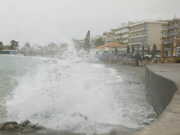 Κύματα και... αφρικανική σκόνη στην Καλαμάτα (βίντεο-φωτογραφίες)