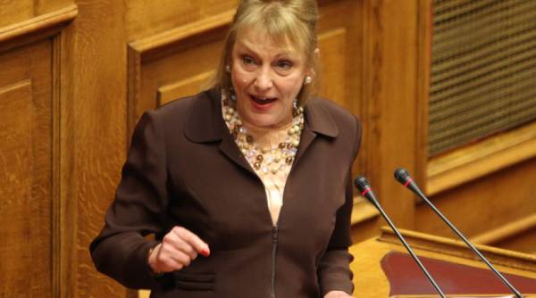 Πιπιλή: Ελπίζω ο Τσίπρας να μην αγκαλιάσει τη Μέρκελ με την λαχτάρα που αμόλησε το περιστέρι