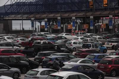 Σε εξέλιξη η έξοδος από την Αθήνα: Αυξημένη η κίνηση στα διόδια Ελευσίνας