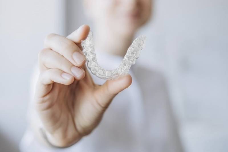Invisalign: Η Αόρατη Ορθοδοντική για Ενήλικες και Εφήβους
