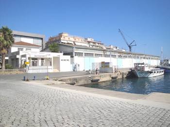 Απομάκρυνση γερανού και κατεδάφιση αποθηκών στο λιμάνι Καλαμάτας