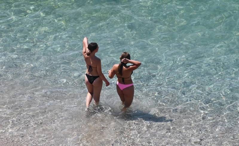 Σε κλοιό παρατεταμένου καύσωνα η χώρα - Έως 42 βαθμούς το θερμόμετρο (Βίντεο)