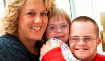 Τα δυο μου παιδιά με Σύνδρομο Down και εγώ βρήκα ένα μέρος για να είμαστε μια “τυπική” οικογένεια