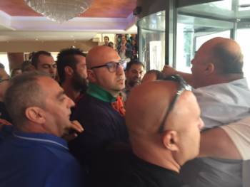Ο Μπέος προπηλάκισε τον Παπανδρέου: &quot;“Π….η, μ….α, χασικλή, κατέστρεψες τη χώρα”