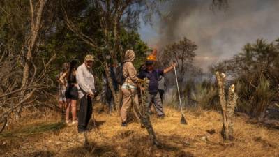 Μαίνονται οι φωτιές στην Ισπανία – Οι σφοδρές ριπές ανέμου δυσκολεύουν το έργο των πυροσβεστών