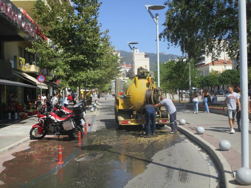 Ξεχείλισε αγωγός ακαθάρτων στο κέντρο της Καλαμάτας (Βίντεο)
