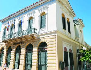 Ζητιανεύοντας χρήματα σε διαδρόμους υπουργείων