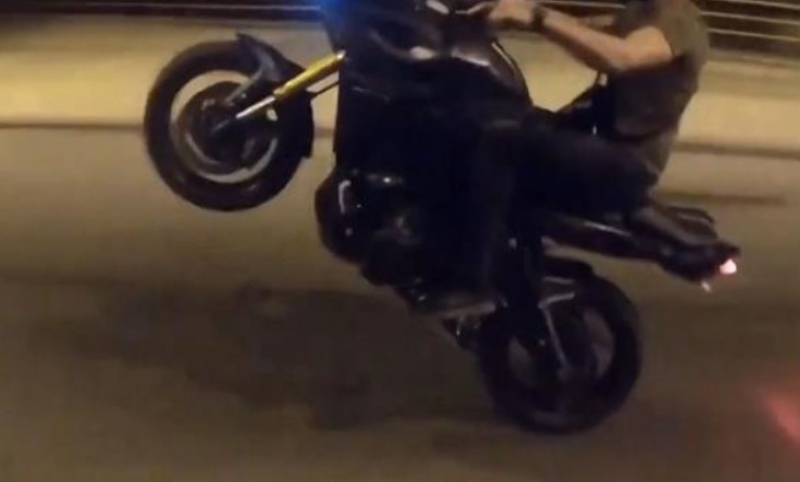 Κόντρες μηχανών τα ξημερώματα στη Ναυαρίνου