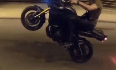 Κόντρες μηχανών τα ξημερώματα στη Ναυαρίνου