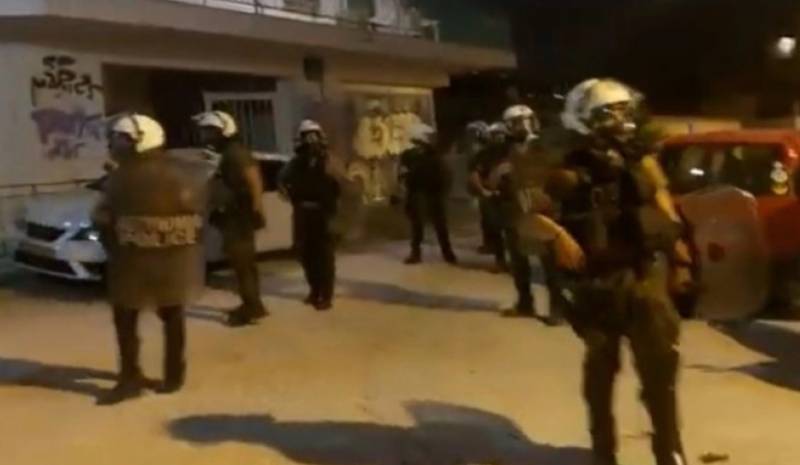 ΜΑΤ χτύπησαν Αμερικανό δημοσιογράφο που κάλυπτε την πορεία στο Λόφο του Στρέφη (Βίντεο)