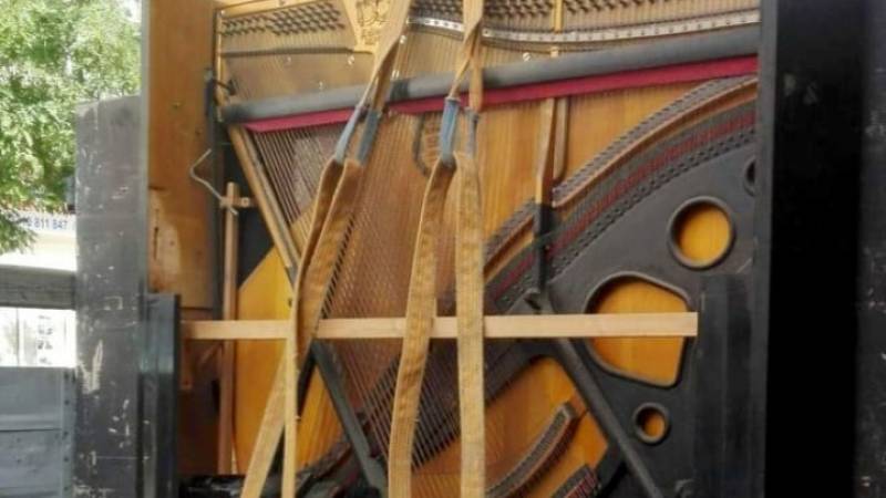 &quot;Θησαυρός&quot; στα σκουπίδια: Βρήκε διαλυμένο πιάνο 100 ετών και το επισκευάζει