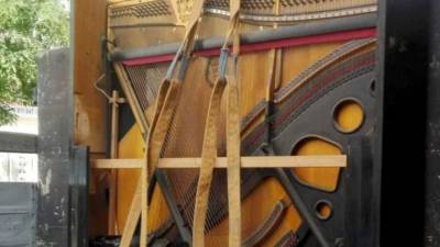 &quot;Θησαυρός&quot; στα σκουπίδια: Βρήκε διαλυμένο πιάνο 100 ετών και το επισκευάζει