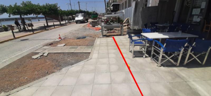 Ζώνη τραπεζοκαθισμάτων στην αναπλασμένη Ναυαρίνου