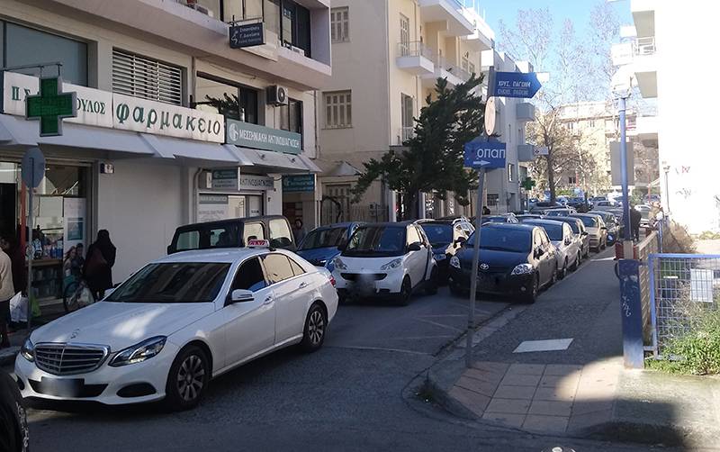 Απίστευτο μποτιλιάρισμα στην οδό Μητροπέτροβα λόγω... παρκαρίσματος