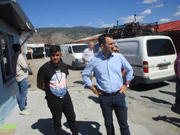 Επίσκεψη Χαρίτση στον καταυλισμό: Αστεγες από τον ανεμοστρόβιλο 10 οικογένειες Ρομά στην Αγία Τριάδα (βίντεο)