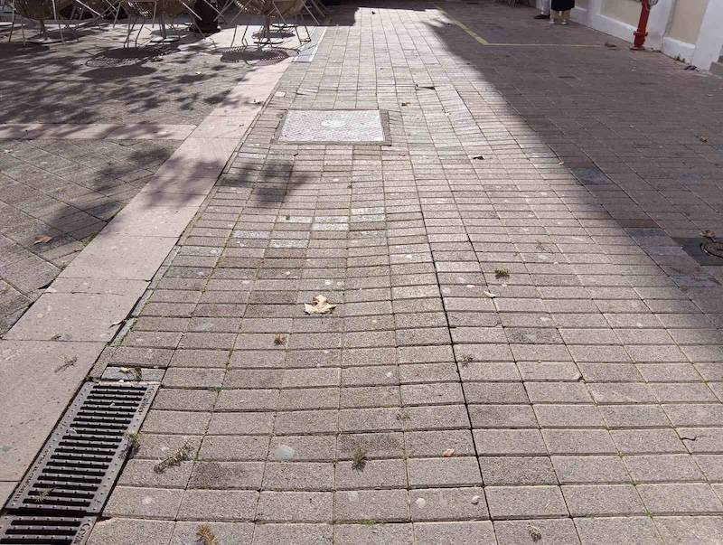 Χρειάζεται παρέμβαση για τους κυβόλιθους στην πλατεία