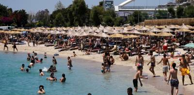 Εμβόλια: Ξεκινούν οι εμβολιασμοί σε πλαζ και πλατείες