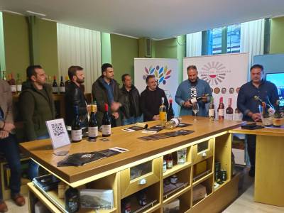 Γευσιγνωσία κρασιού στο Ιστορικό Δημαρχείο Καλαμάτας