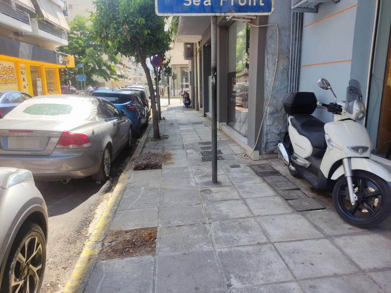 Επικίνδυνη λακκούβα δίπλα στην... ταμπέλα