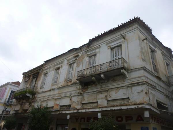 "Ντύνεται" το "Αχίλλειον"