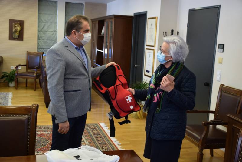 Προσφορά του Δήμου Καλαμάτας στον Ερυθρό Σταυρό: Εκπαιδευτική συσκευή αντιμετώπισης πνιγμονής