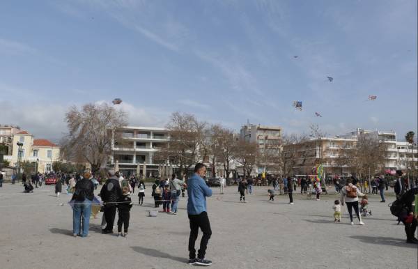 Ο ουρανός γέμισε χαρταετούς στην Παραλία της Καλαμάτας (φωτογραφίες)