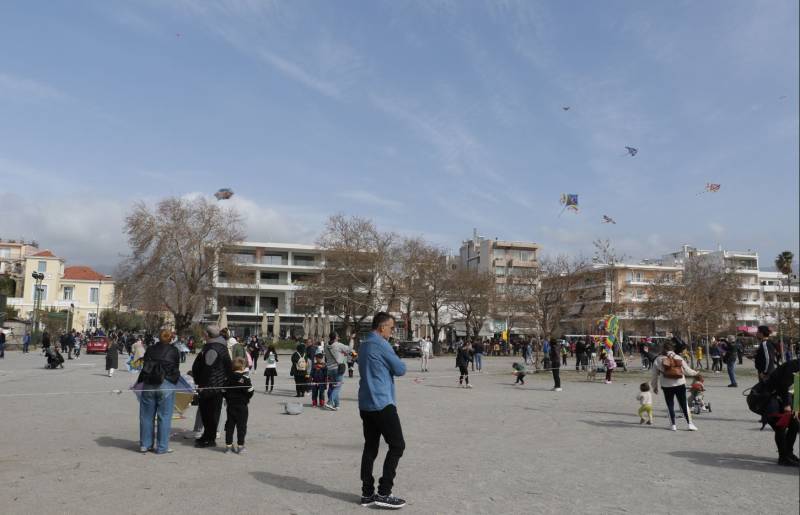 Ο ουρανός γέμισε χαρταετούς στην Παραλία της Καλαμάτας (φωτογραφίες)