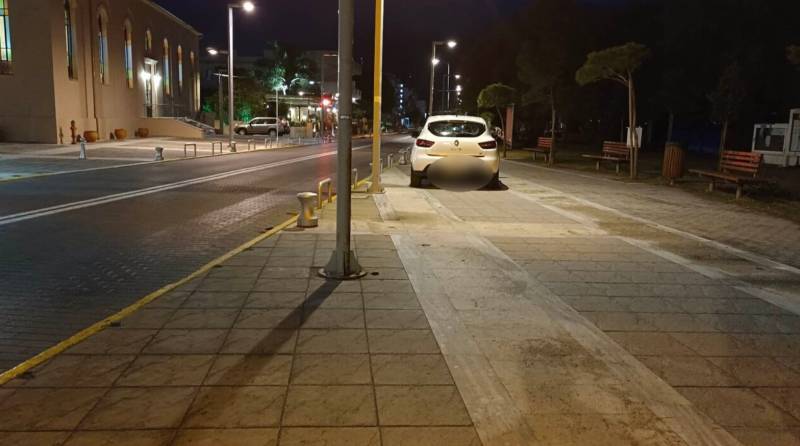 Παρκάρισμα πάνω στο πεζοδρόμιο...