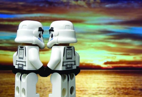 Κομματικά στελέχη στο δρόμο του αντικοινοβουλευτικού λαϊκισμού