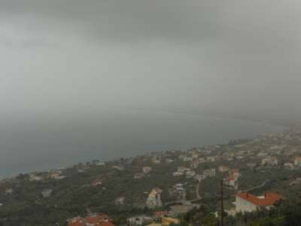 Αφρικανική σκόνη σκεπάζει την Καλαμάτα (φωτογραφίες)