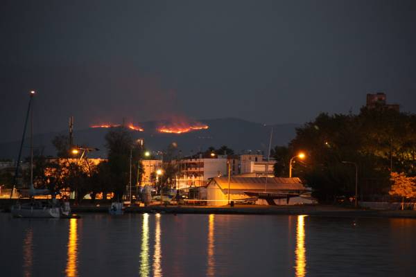 Σέ ύφεση η φωτιά στο Μανιάκι