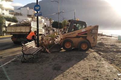 Καθαρισμός στην Παραλία Καλαμάτας μετά την κακοκαιρία