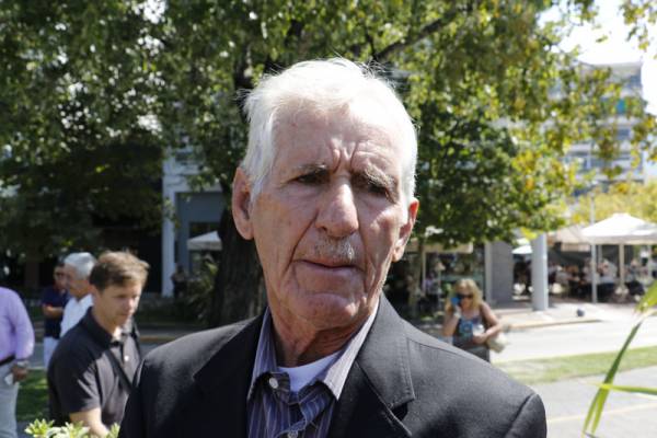 Καλαμάτα: Εχασε στο σεισμό δύο εγγόνια και το γαμπρό του - Ζητάει μνημείο με ονόματα θυμάτων