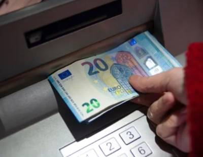 ΑΤΜ τράπεζας έβγαλε πλαστό χαρτονόμισμα των 20 ευρώ (Βίντεο)