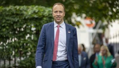 Ροζ σκάνδαλο στη Βρετανία: Φωτογραφίες "καίνε" τον υπουργό Υγείας (βίντεο)