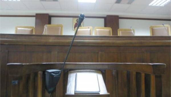 Κλείνουν τα δικαστήρια, παγώνουν πλειστηριασμοί και εξώσεις